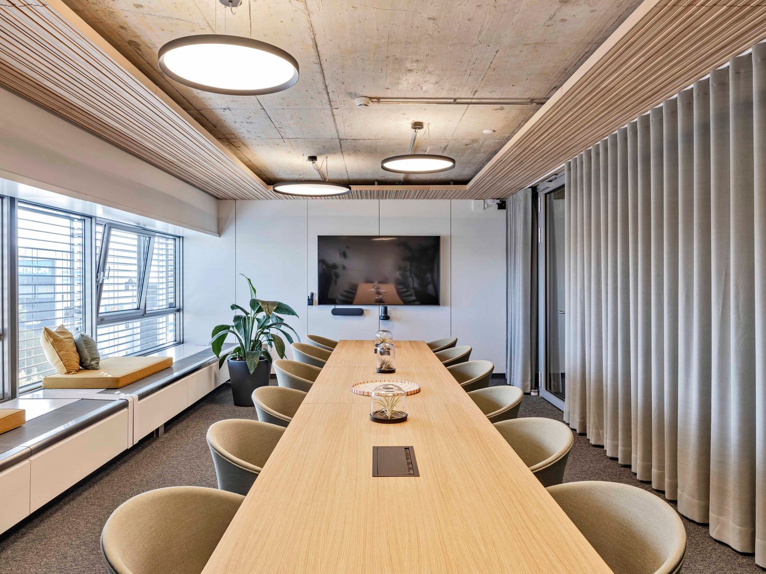 1424m² office
