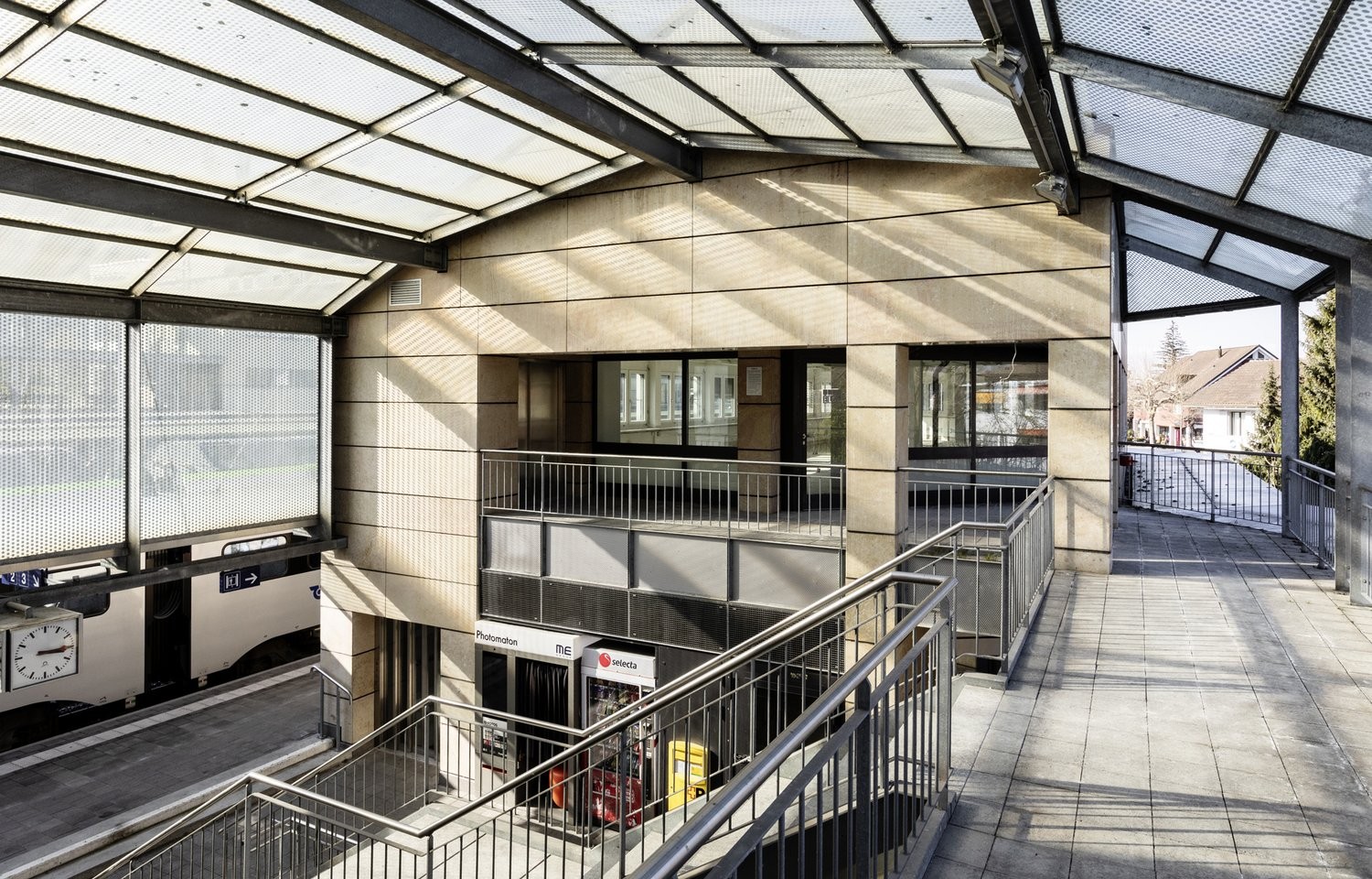 375m² office