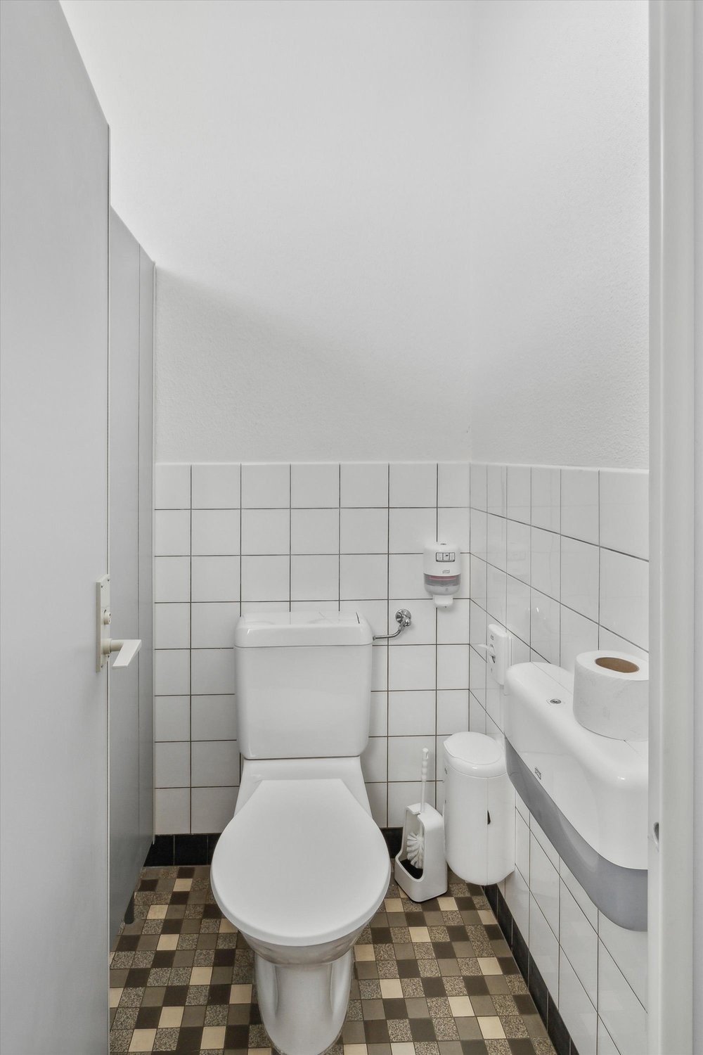 619m² office