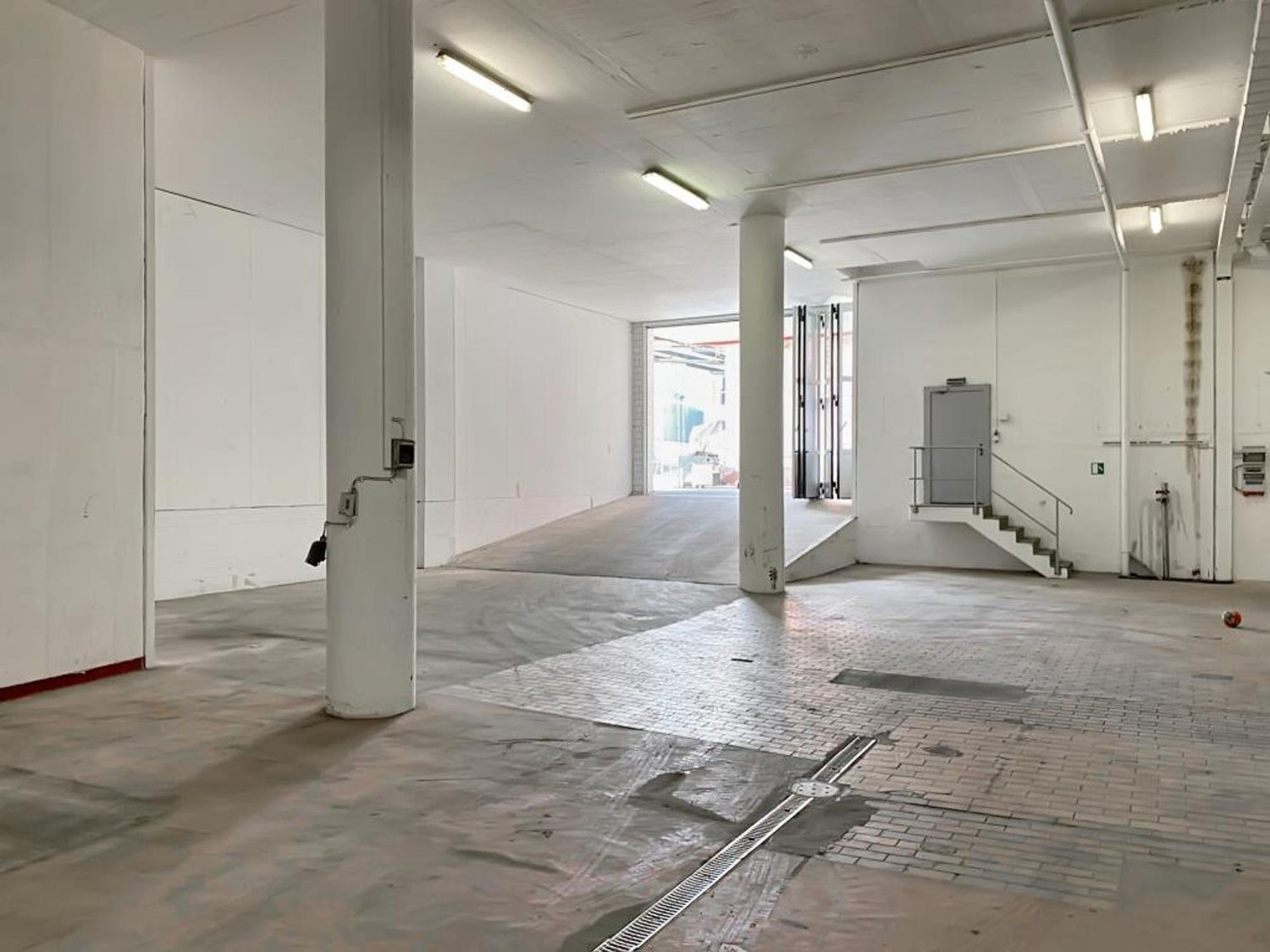 1606m² storage room