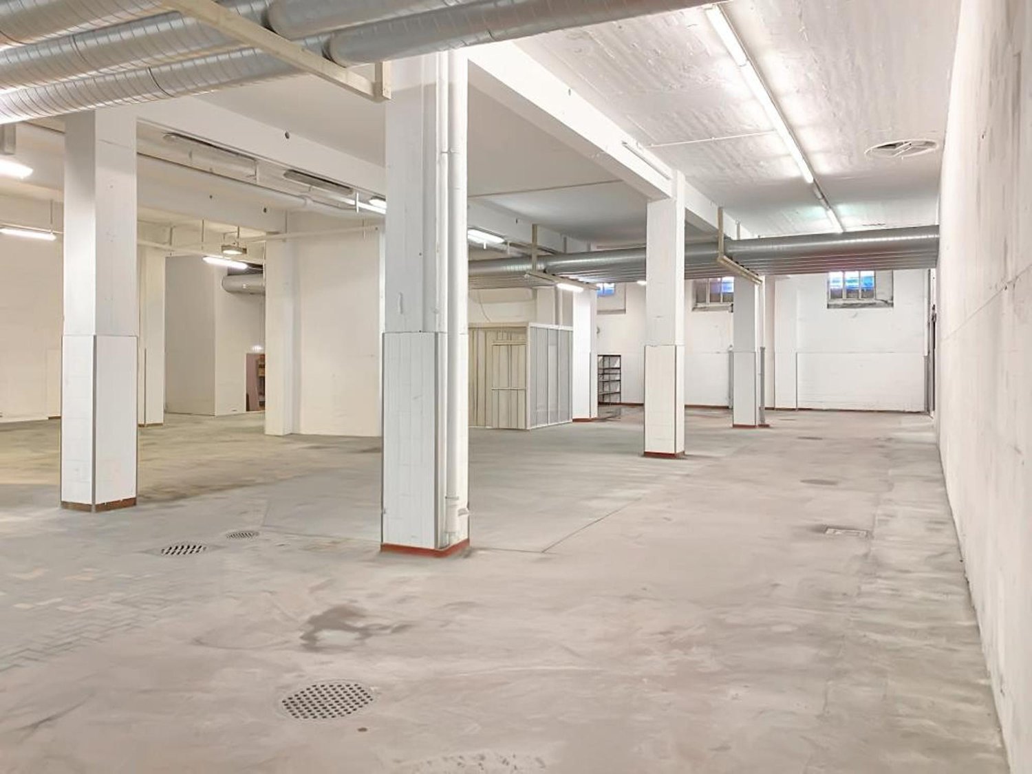 1606m² storage room