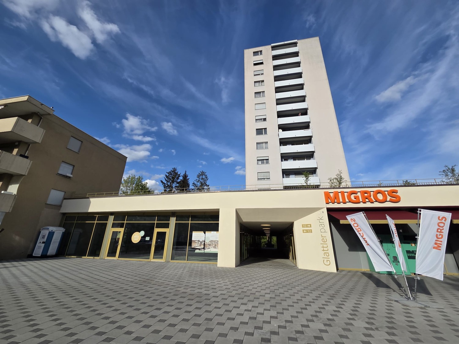 212-212m² living / commercial building