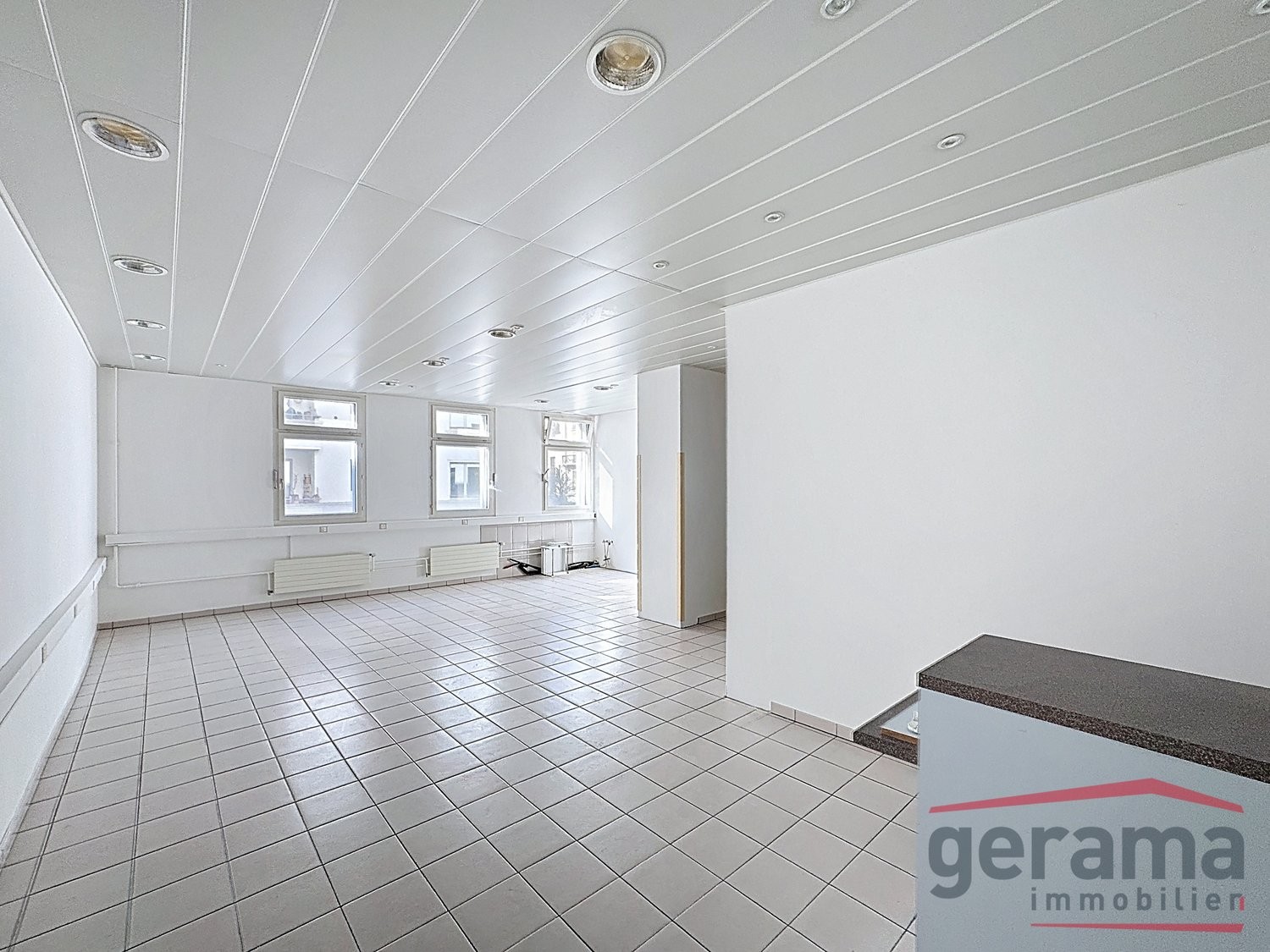 139m² shop