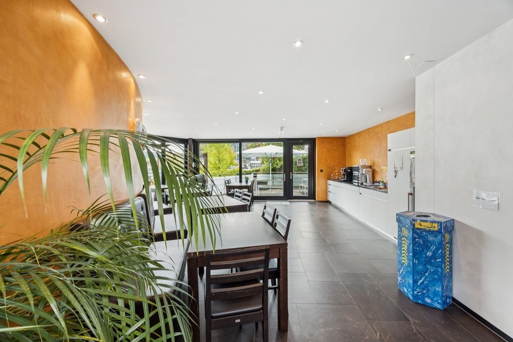 532m² commercial