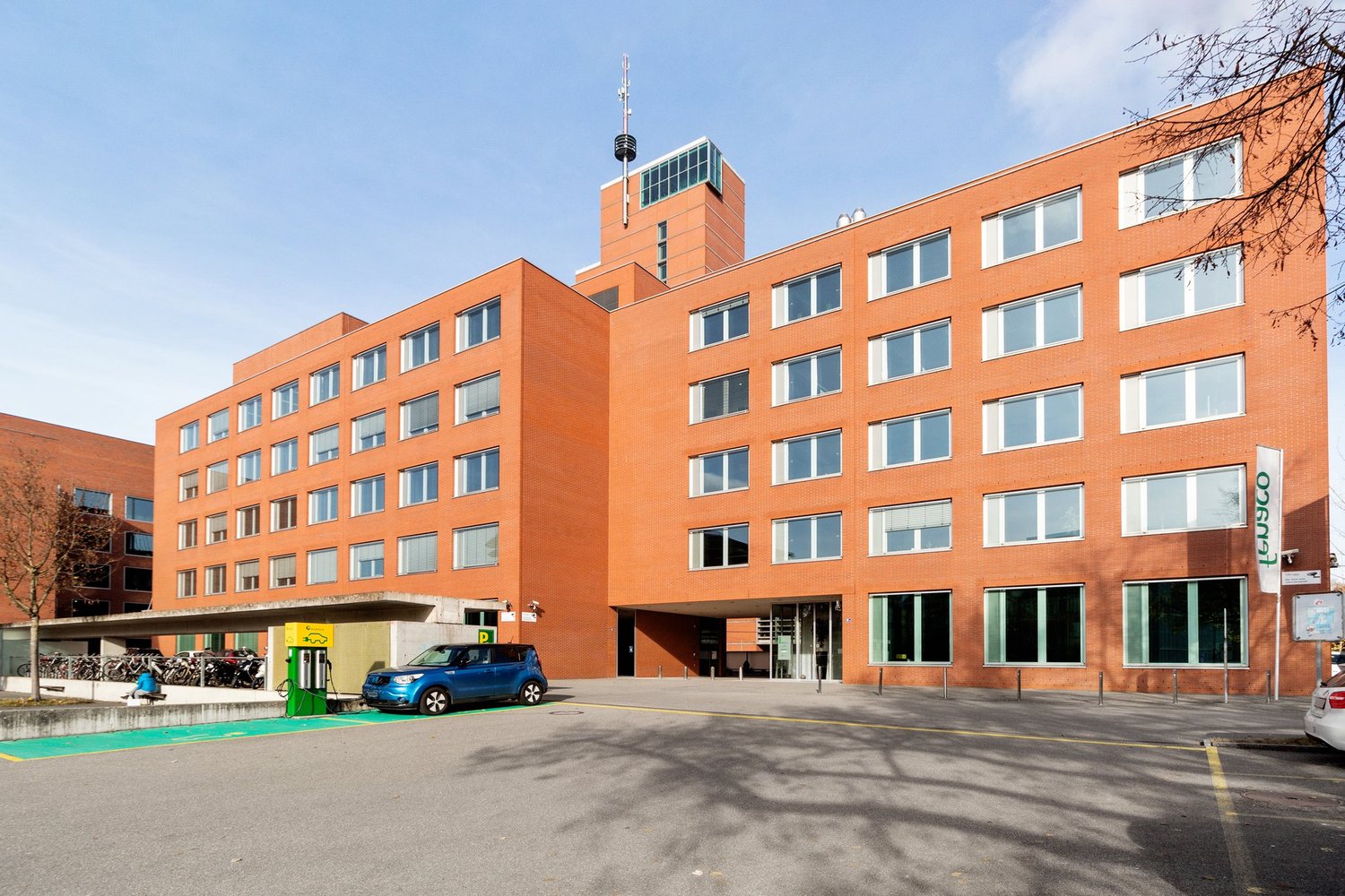 662m² shop