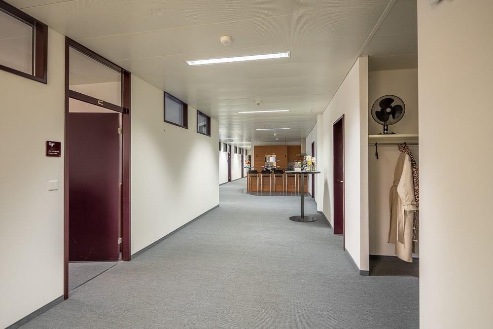 303m² office