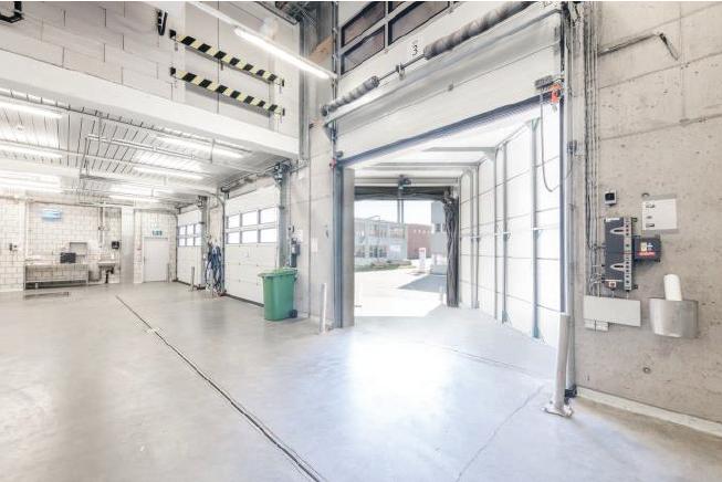2390m² commerciale
