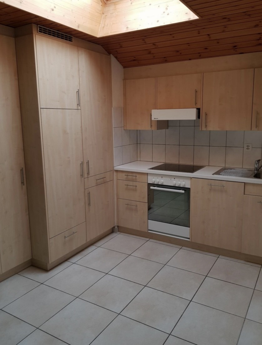 Bel appartement avec balcon dans un emplacement très ensoleillé et central au village. L'épicerie du village et une aire de jeux se trouvent à proximité immédiate. Des places de parc sont disponibles directement auprès du bâtiment.