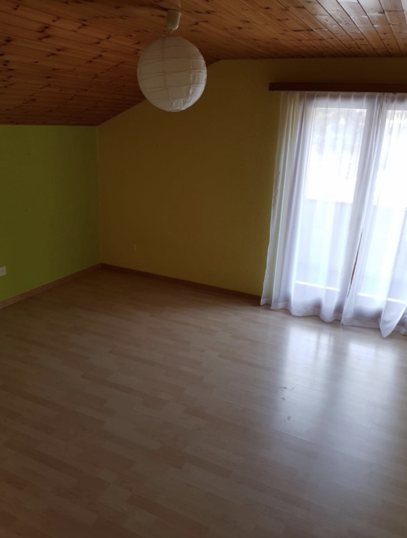 Bel appartement avec balcon dans un emplacement très ensoleillé et central au village. L'épicerie du village et une aire de jeux se trouvent à proximité immédiate. Des places de parc sont disponibles directement auprès du bâtiment.
