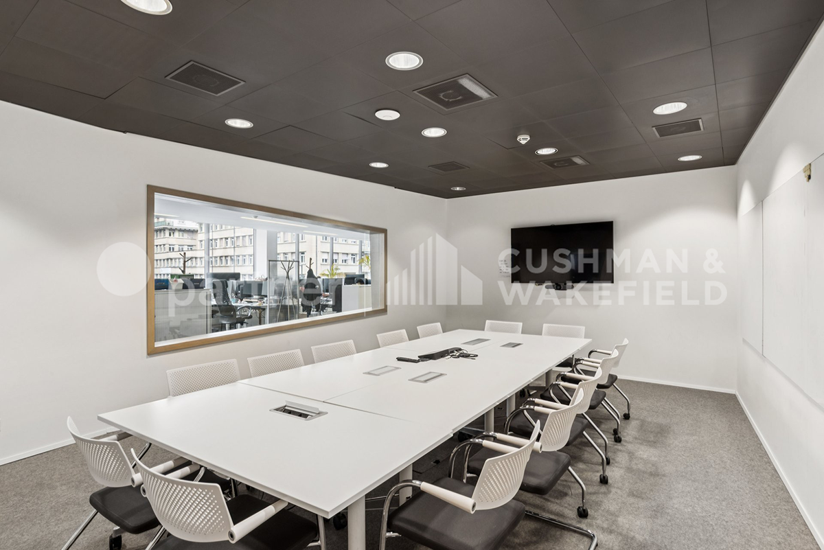 650m² office