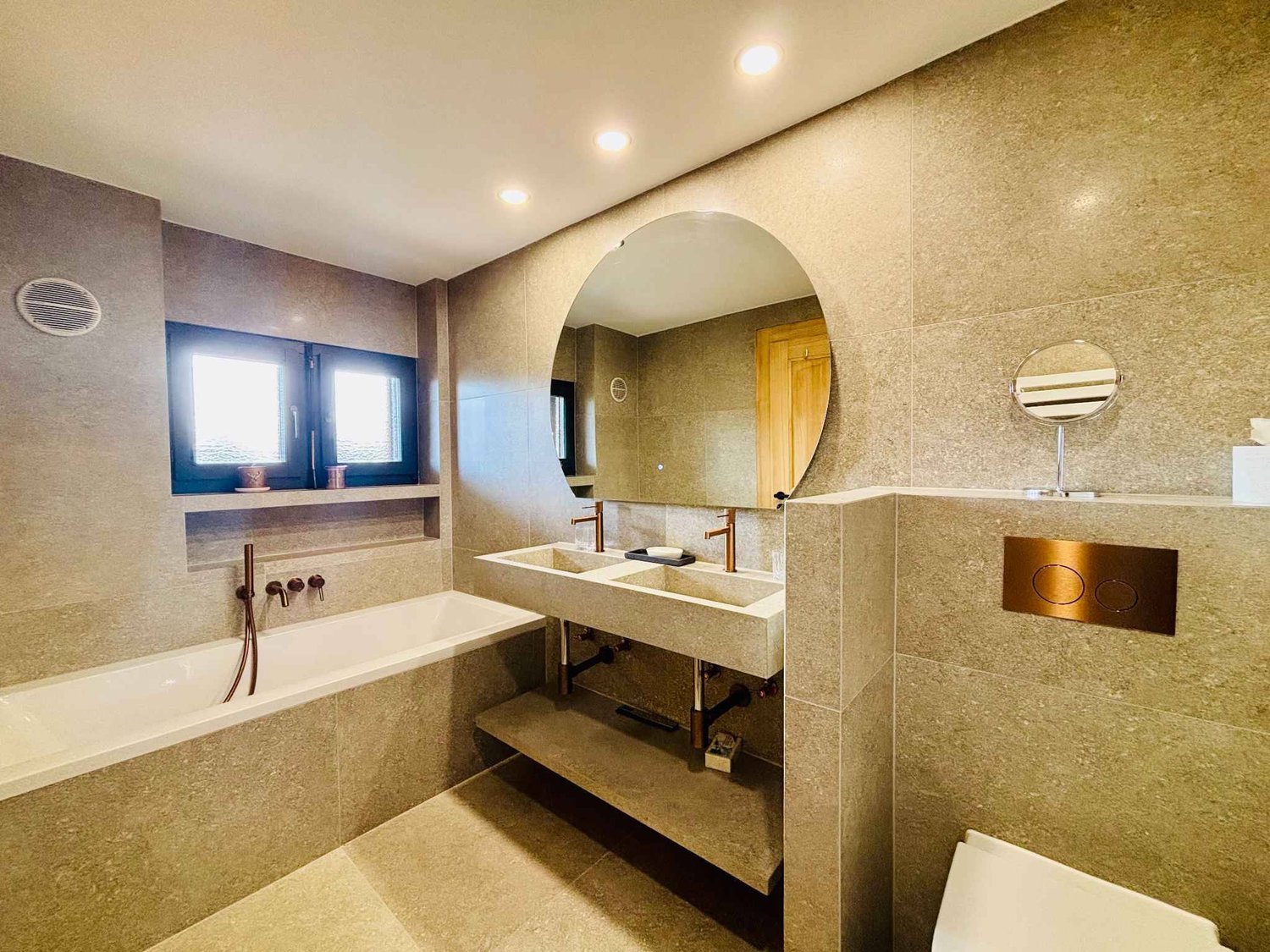 5 rooms furnished flat