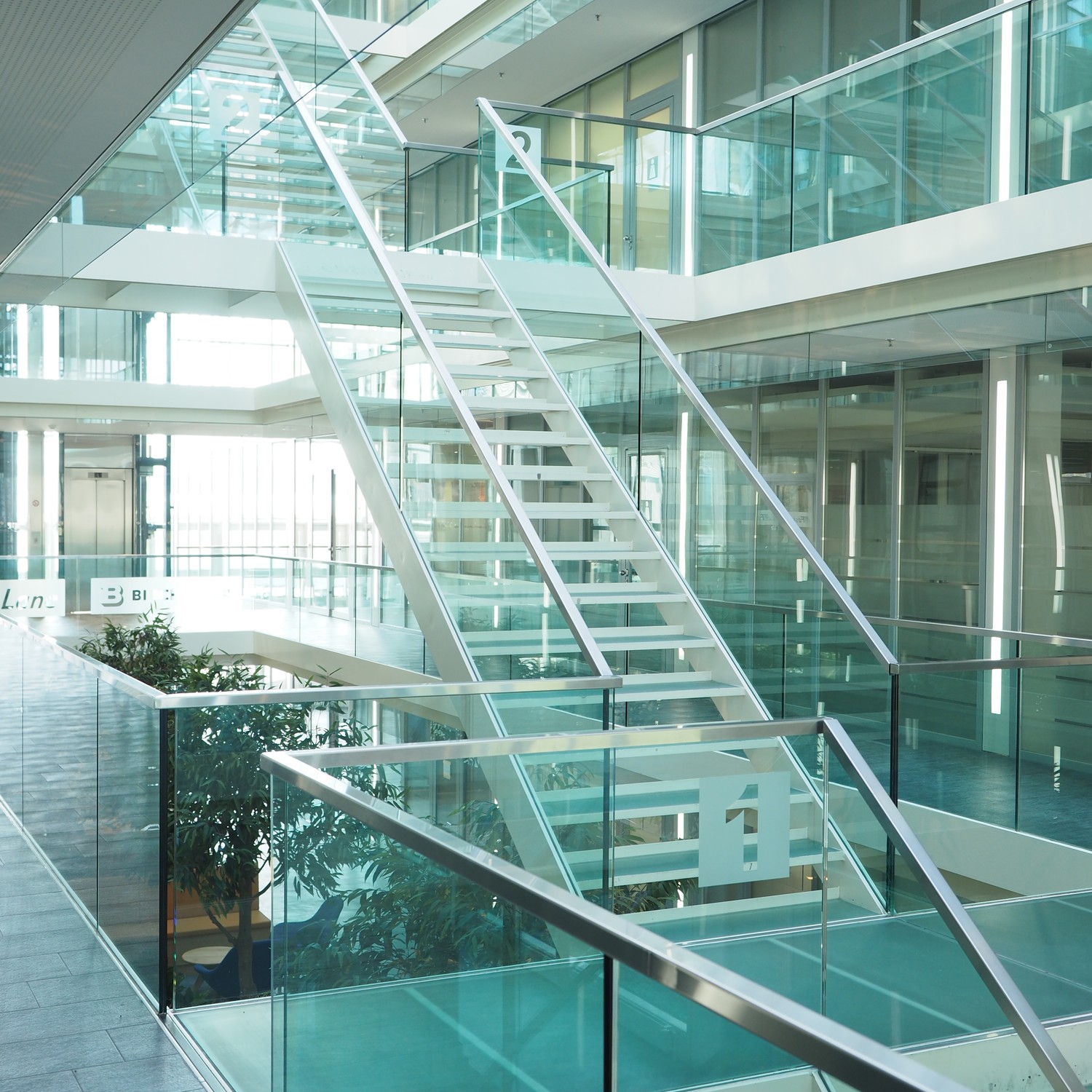 883m² office