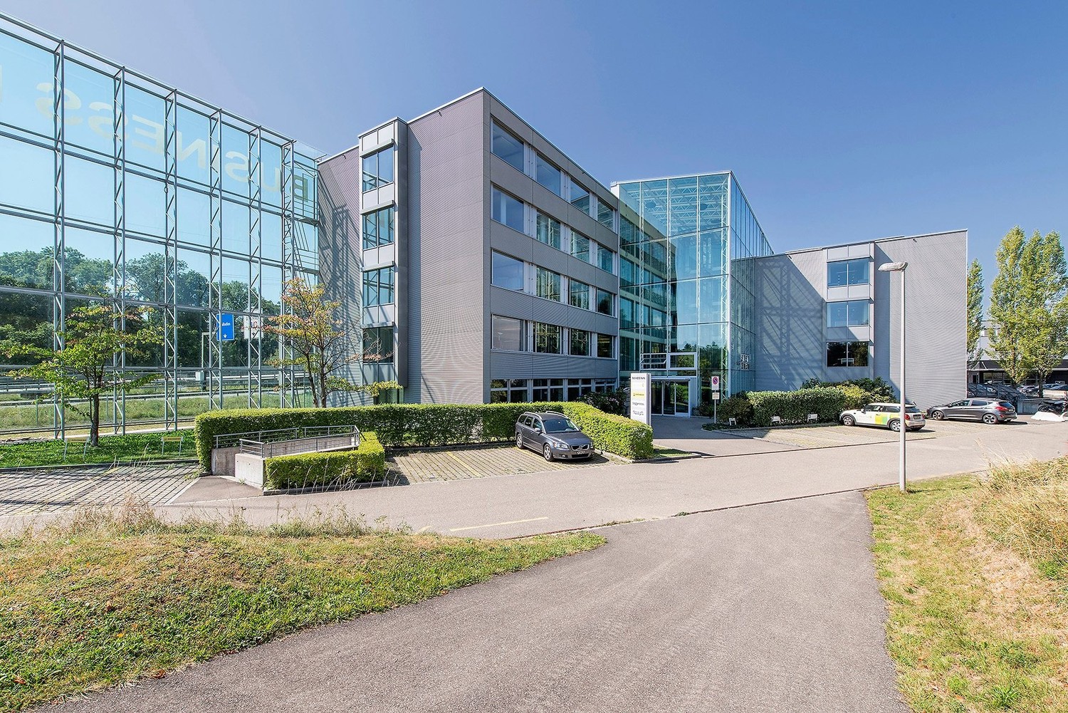 883m² office