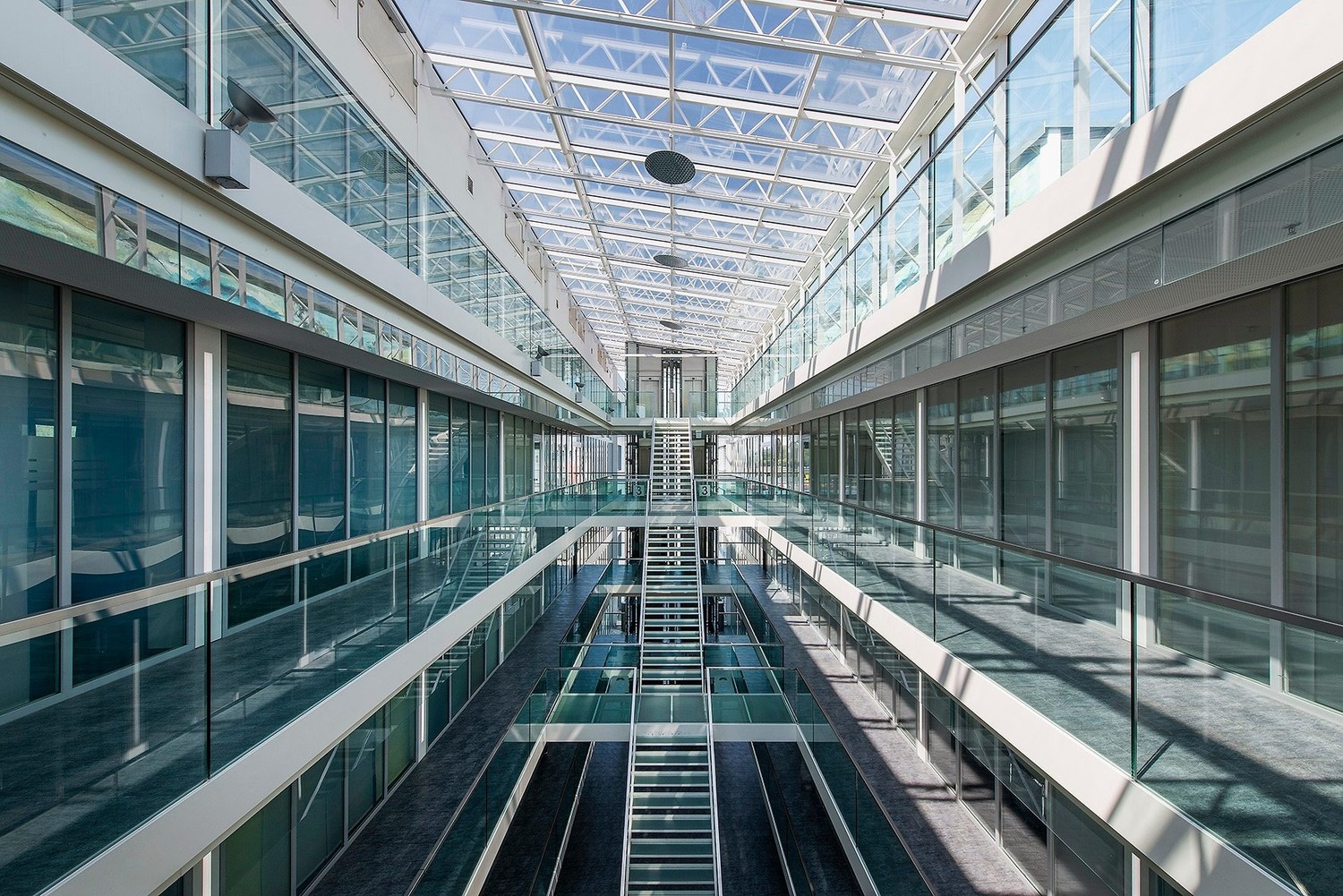 883m² office