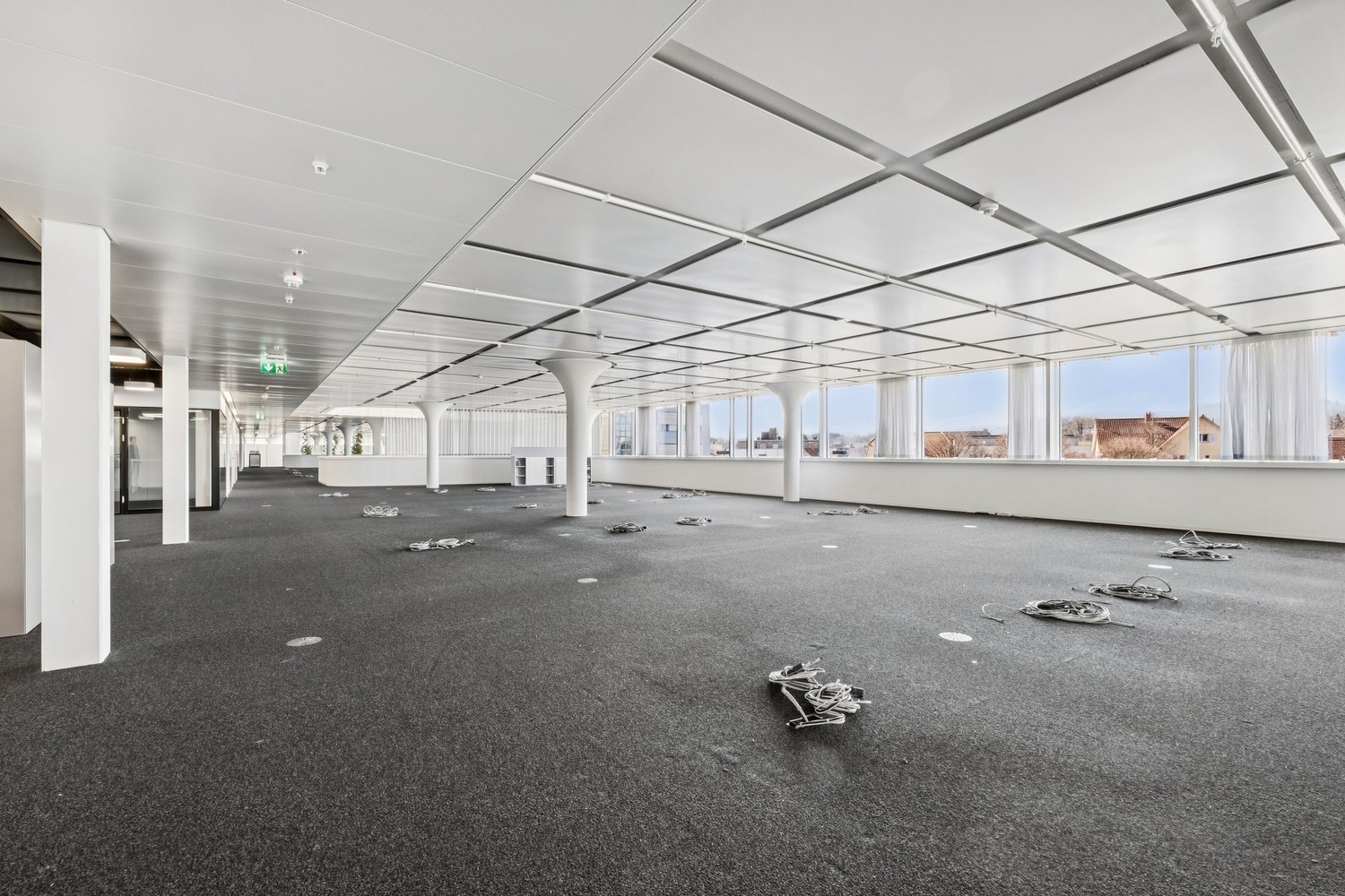 2280m² office