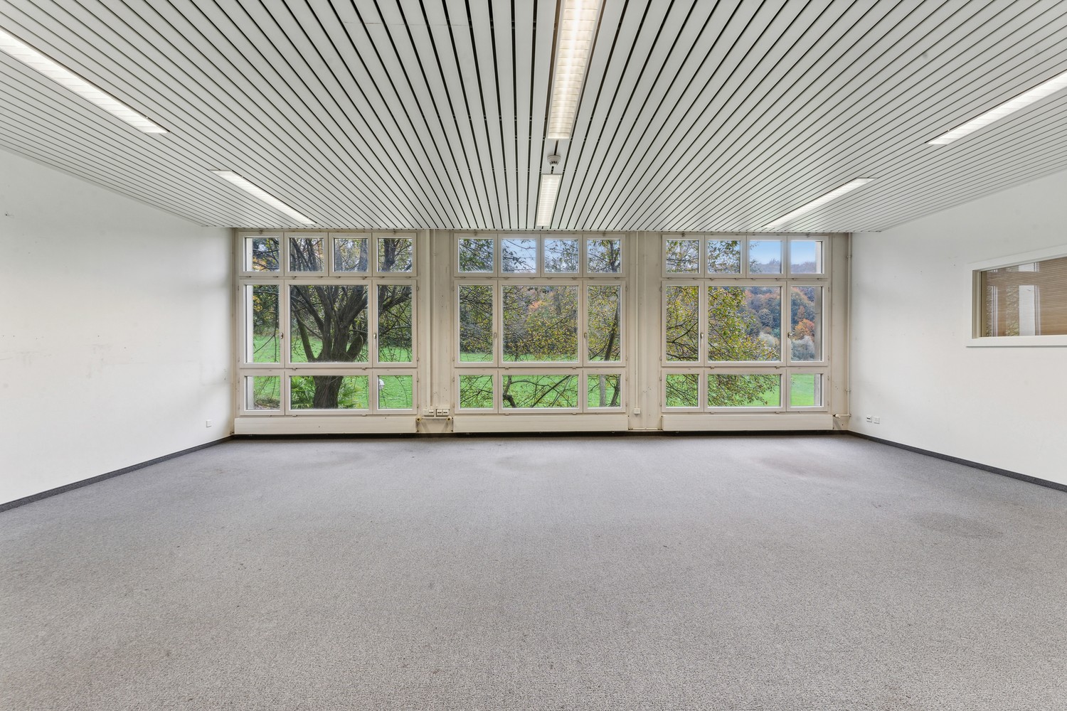 625m² office