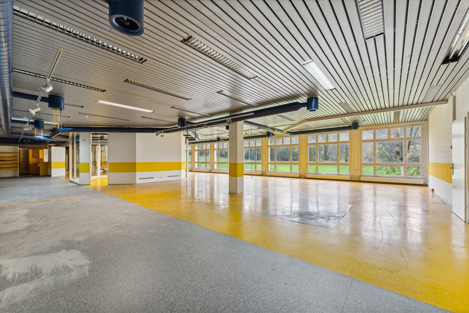 625m² office