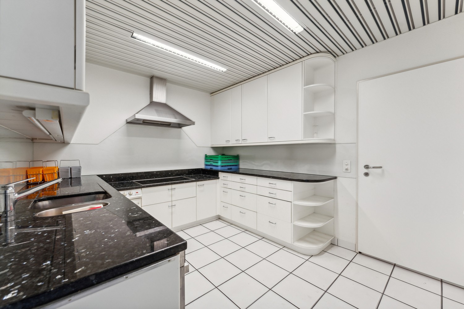 625m² office