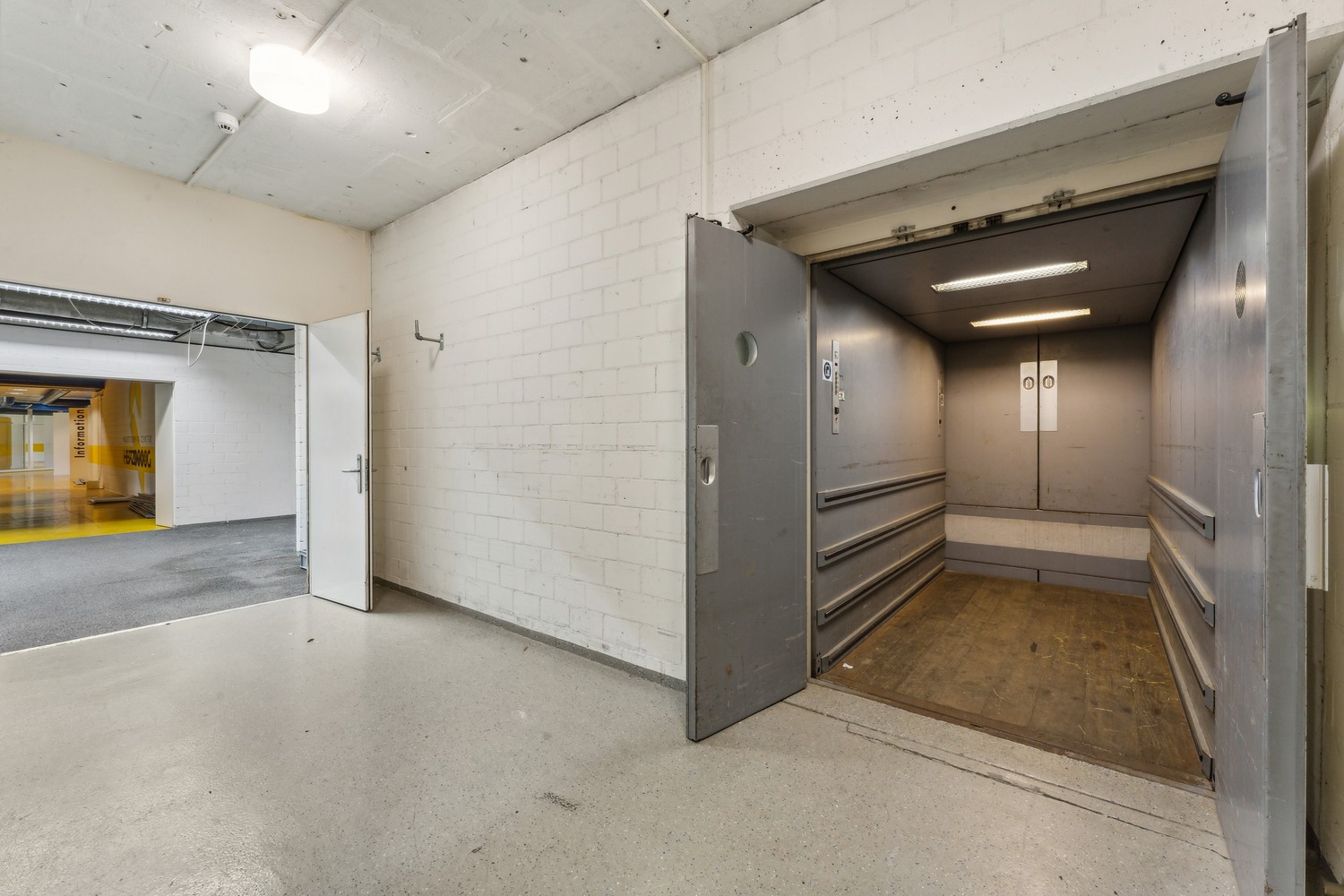 625m² office