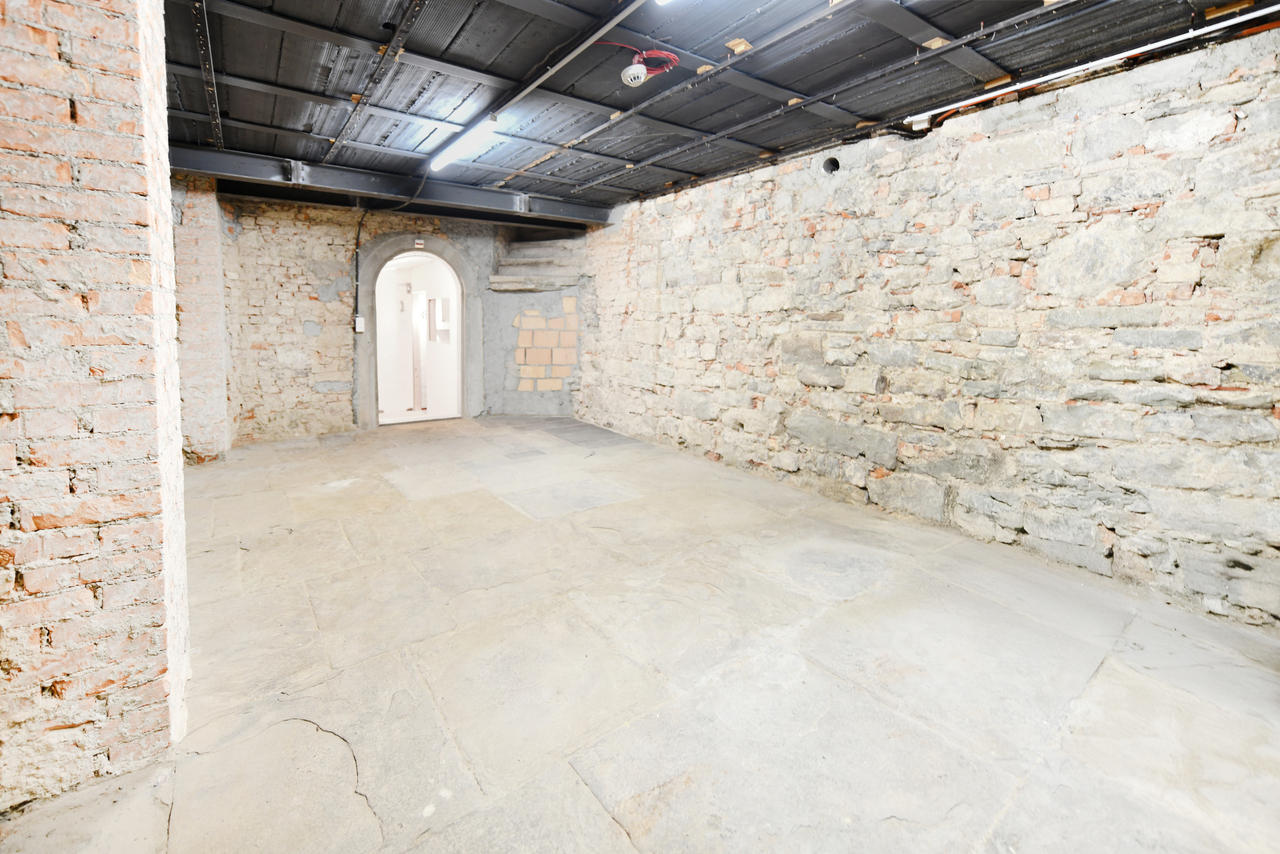 56m² shop