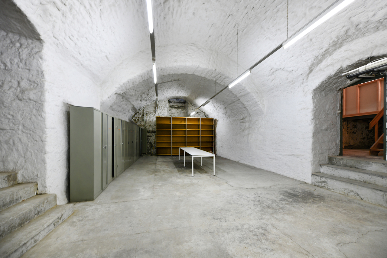 56m² shop