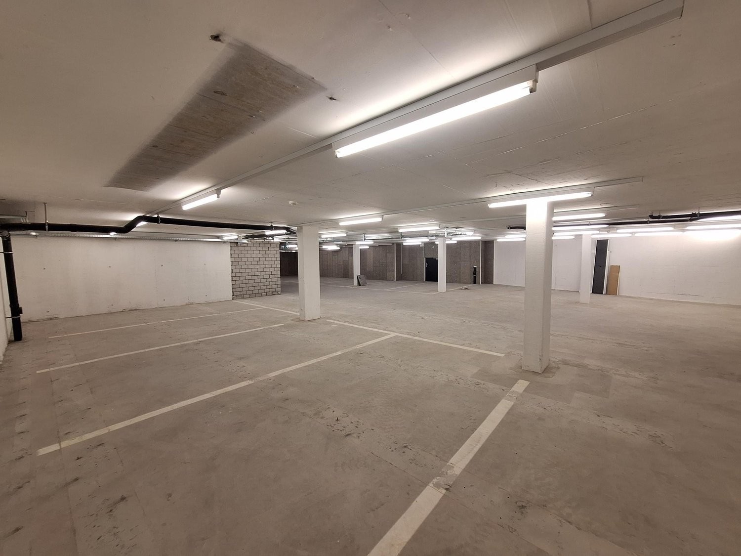 308m² storage room