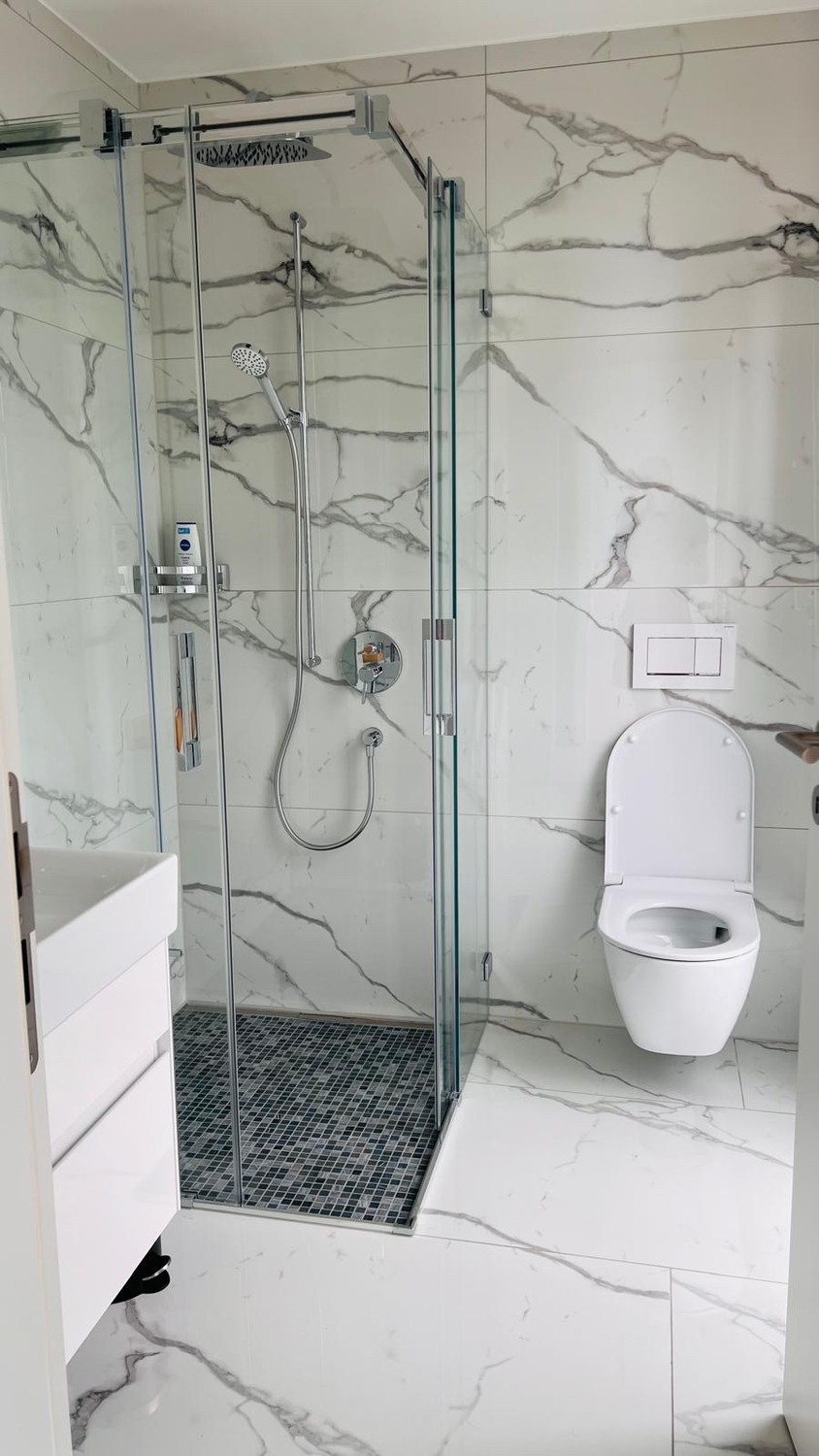 Maisonette arredata, spaziosa e distribuita su due piani, nuova e moderna