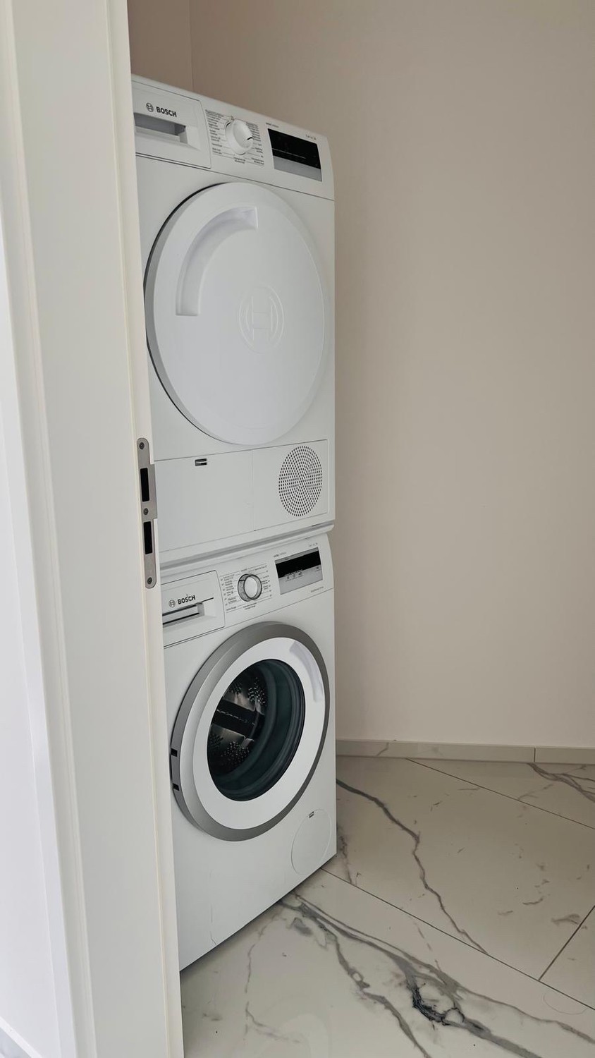 Maisonette arredata, spaziosa e distribuita su due piani, nuova e moderna