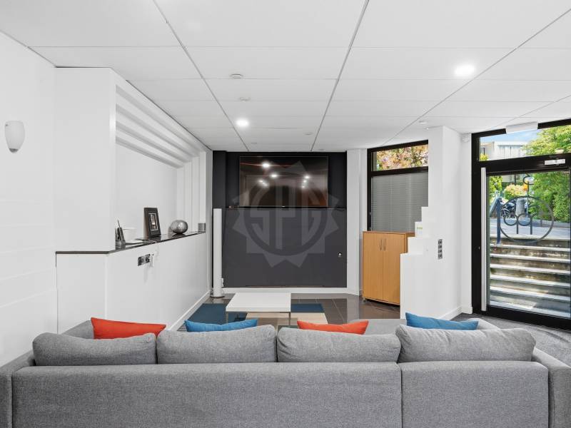 243m² office