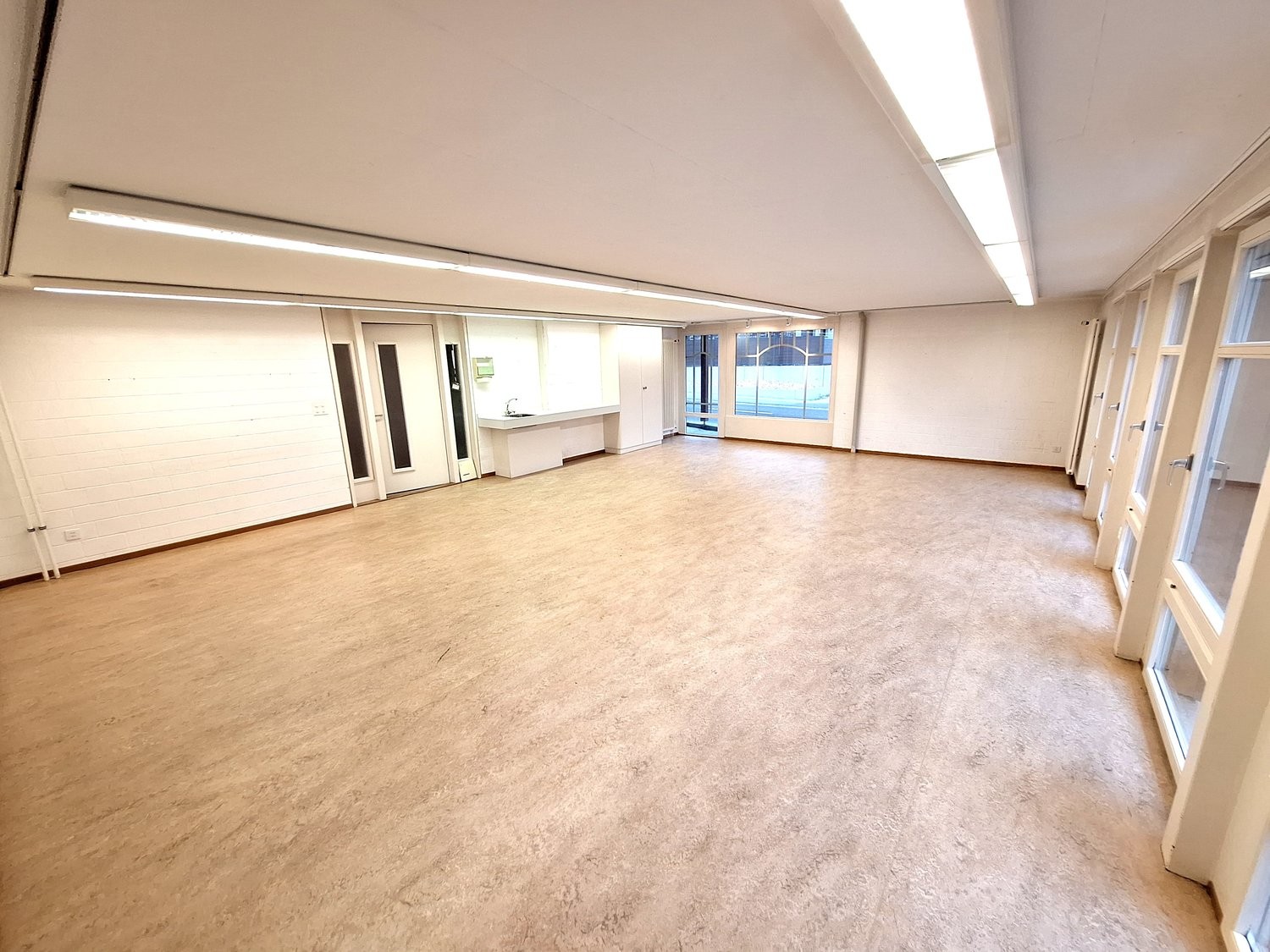 260m² office