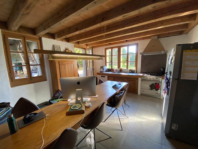 6 ½ Zimmer Einfamilienhaus

Ehemaliges Wohnhaus, im Dorfzentrum mit Geschmack vergrössert und renoviert.   
  
\- EG: Halle, WC Besucher, Küche, Keller, Wohn-Esszimmer   
\- 1. Stock: 3 Schlafzimmer, Badezimmer-WC, Duschzimmer-WC   
\- Dachgeschoss: Flur, 2 Schlafzimmer   
\- Dachboden: 1 Speicher. 