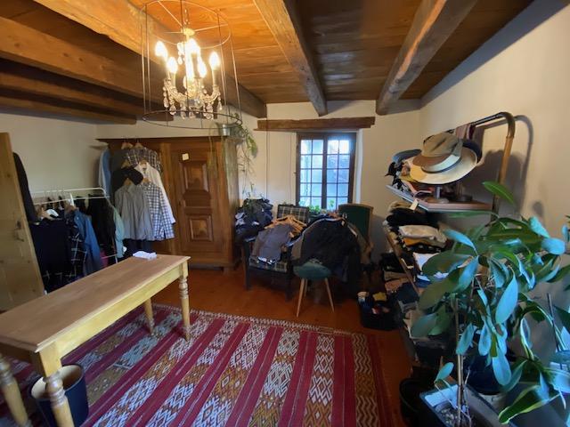 6 ½ Zimmer Einfamilienhaus

Ehemaliges Wohnhaus, im Dorfzentrum mit Geschmack vergrössert und renoviert.   
  
\- EG: Halle, WC Besucher, Küche, Keller, Wohn-Esszimmer   
\- 1. Stock: 3 Schlafzimmer, Badezimmer-WC, Duschzimmer-WC   
\- Dachgeschoss: Flur, 2 Schlafzimmer   
\- Dachboden: 1 Speicher. 