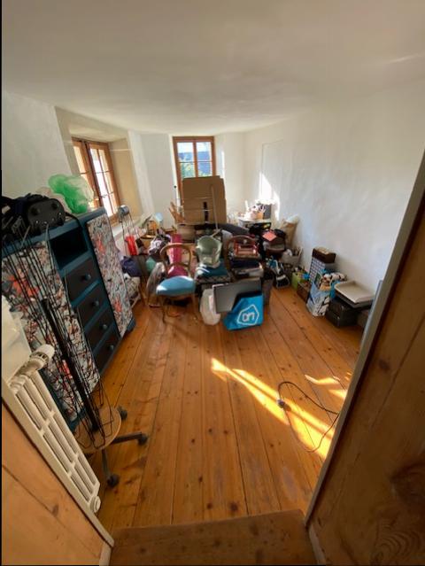 6 ½ Zimmer Einfamilienhaus

Ehemaliges Wohnhaus, im Dorfzentrum mit Geschmack vergrössert und renoviert.   
  
\- EG: Halle, WC Besucher, Küche, Keller, Wohn-Esszimmer   
\- 1. Stock: 3 Schlafzimmer, Badezimmer-WC, Duschzimmer-WC   
\- Dachgeschoss: Flur, 2 Schlafzimmer   
\- Dachboden: 1 Speicher. 