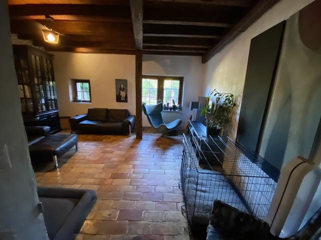 6 ½ Zimmer Einfamilienhaus

Ehemaliges Wohnhaus, im Dorfzentrum mit Geschmack vergrössert und renoviert.   
  
\- EG: Halle, WC Besucher, Küche, Keller, Wohn-Esszimmer   
\- 1. Stock: 3 Schlafzimmer, Badezimmer-WC, Duschzimmer-WC   
\- Dachgeschoss: Flur, 2 Schlafzimmer   
\- Dachboden: 1 Speicher. 