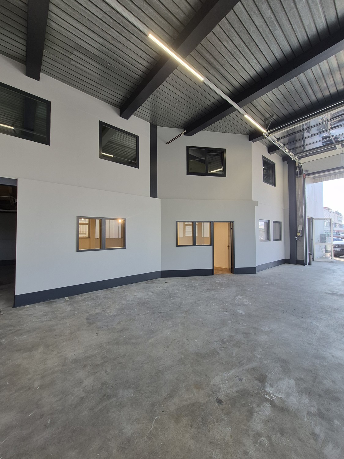 266m² commercial commercial property for rent in Lyssach. The property has been renovated and is available immediately.  
  
Details:  
\- Office and kitchen 51m²  
\- Workshop 205.4m²  
\- Toilet 6.3m²  
\- 4 parking spaces  
  
  
We look forward to you contacting us to show you the property perso