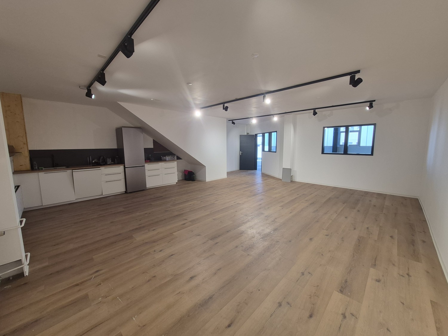 266m² commercial commercial property for rent in Lyssach. The property has been renovated and is available immediately.  
  
Details:  
\- Office and kitchen 51m²  
\- Workshop 205.4m²  
\- Toilet 6.3m²  
\- 4 parking spaces  
  
  
We look forward to you contacting us to show you the property perso