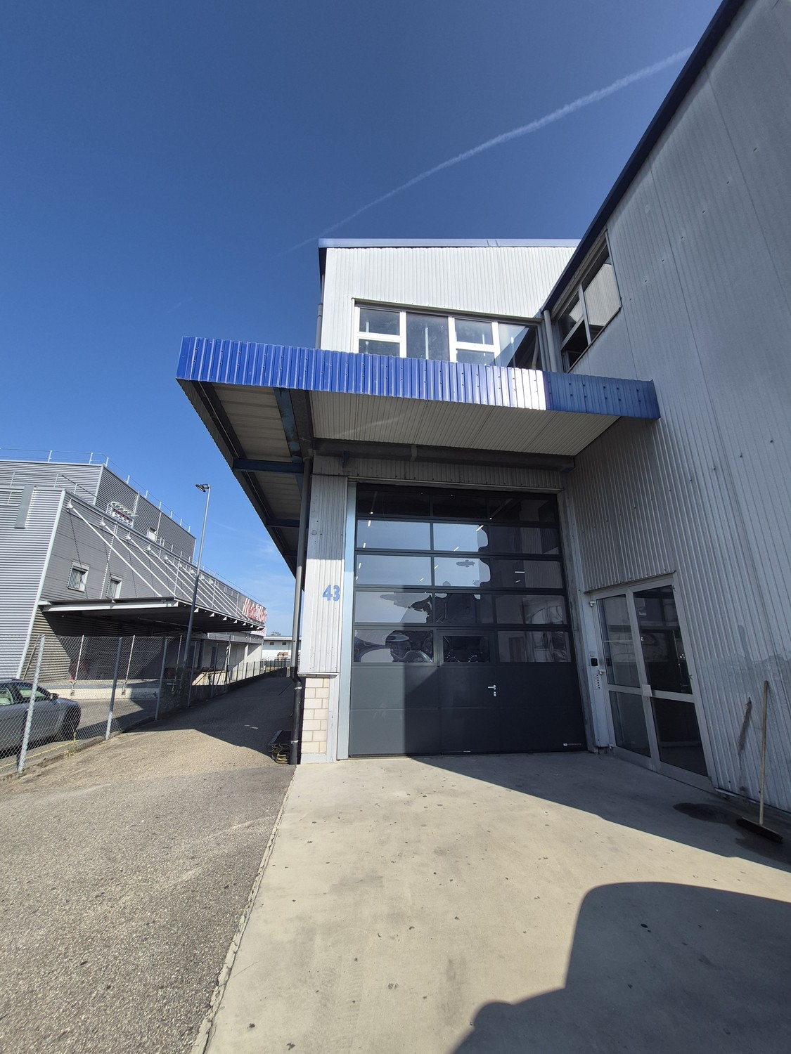 266m² commercial commercial property for rent in Lyssach. The property has been renovated and is available immediately.  
  
Details:  
\- Office and kitchen 51m²  
\- Workshop 205.4m²  
\- Toilet 6.3m²  
\- 4 parking spaces  
  
  
We look forward to you contacting us to show you the property perso