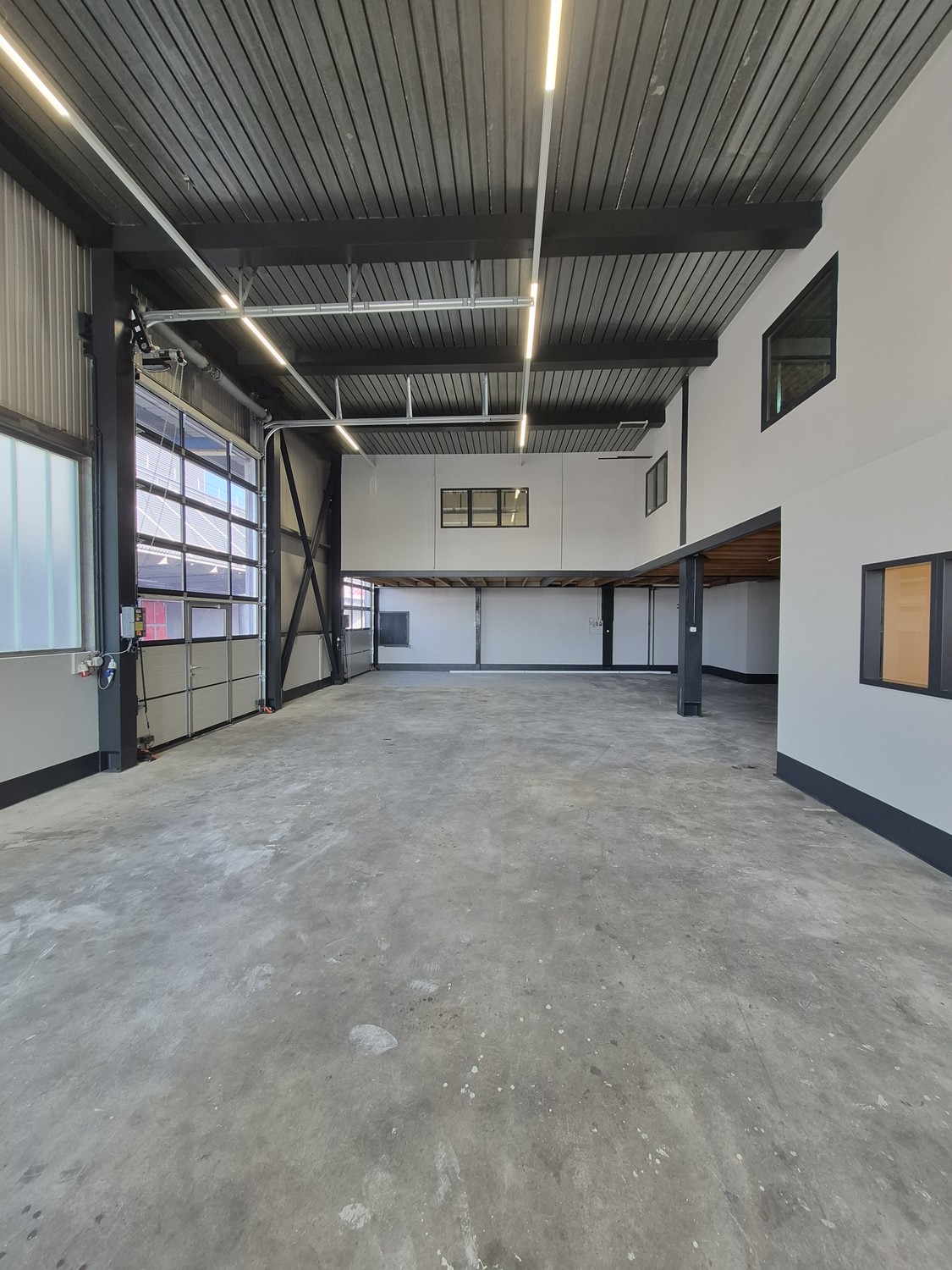 266m² commercial commercial property for rent in Lyssach. The property has been renovated and is available immediately.  
  
Details:  
\- Office and kitchen 51m²  
\- Workshop 205.4m²  
\- Toilet 6.3m²  
\- 4 parking spaces  
  
  
We look forward to you contacting us to show you the property perso
