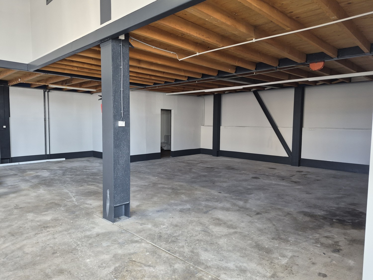 266m² commercial commercial property for rent in Lyssach. The property has been renovated and is available immediately.  
  
Details:  
\- Office and kitchen 51m²  
\- Workshop 205.4m²  
\- Toilet 6.3m²  
\- 4 parking spaces  
  
  
We look forward to you contacting us to show you the property perso