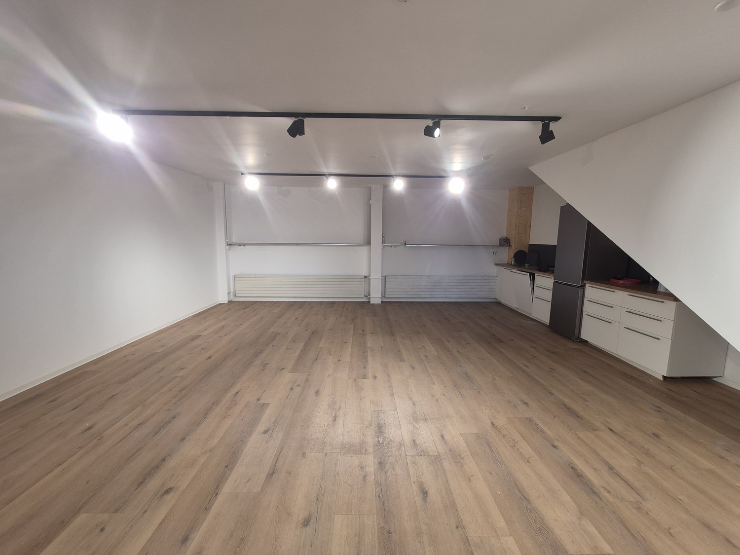 266m² commercial commercial property for rent in Lyssach. The property has been renovated and is available immediately.  
  
Details:  
\- Office and kitchen 51m²  
\- Workshop 205.4m²  
\- Toilet 6.3m²  
\- 4 parking spaces  
  
  
We look forward to you contacting us to show you the property perso
