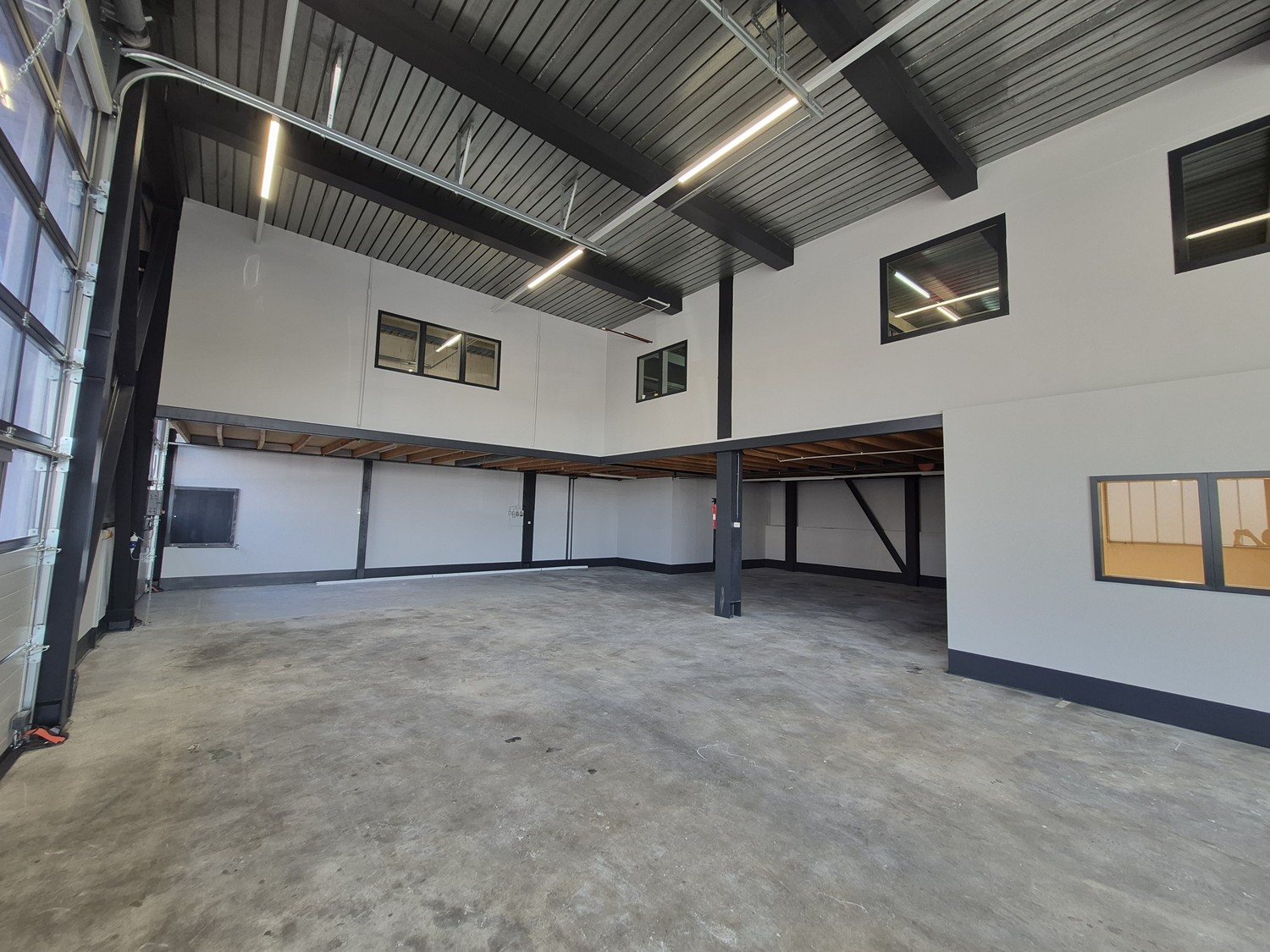 266m² commercial commercial property for rent in Lyssach. The property has been renovated and is available immediately.  
  
Details:  
\- Office and kitchen 51m²  
\- Workshop 205.4m²  
\- Toilet 6.3m²  
\- 4 parking spaces  
  
  
We look forward to you contacting us to show you the property perso