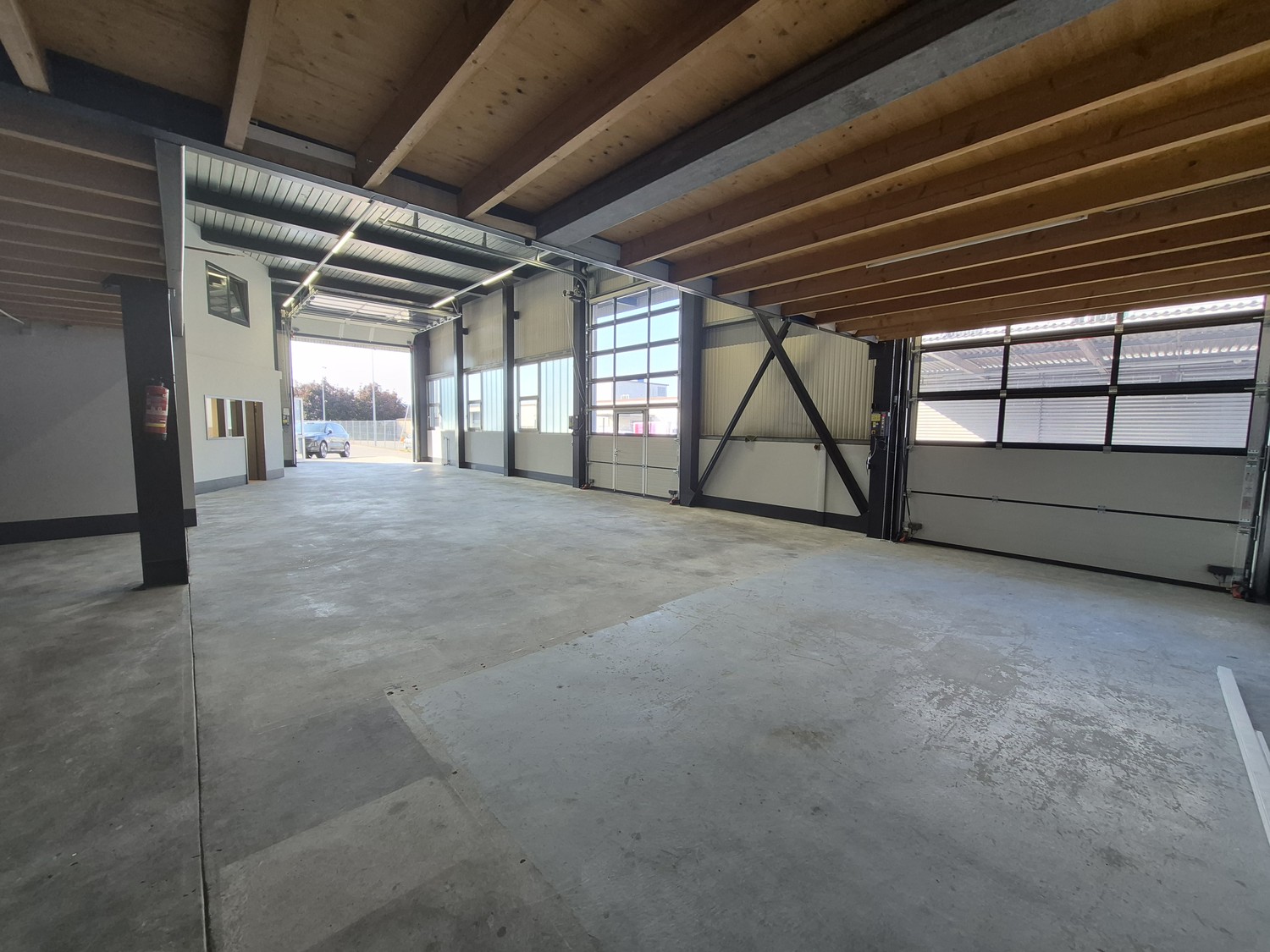 266m² commercial commercial property for rent in Lyssach. The property has been renovated and is available immediately.  
  
Details:  
\- Office and kitchen 51m²  
\- Workshop 205.4m²  
\- Toilet 6.3m²  
\- 4 parking spaces  
  
  
We look forward to you contacting us to show you the property perso