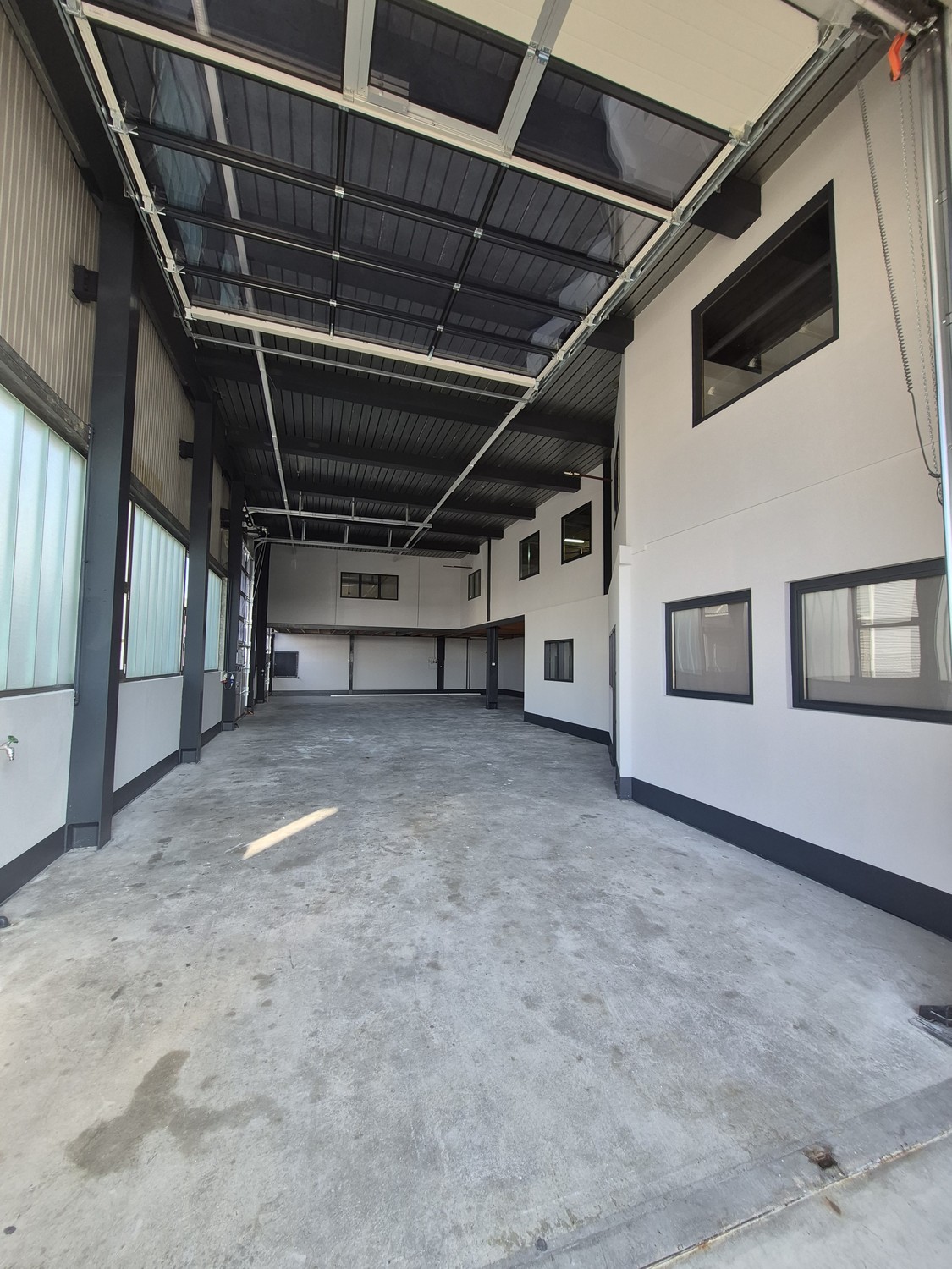266m² commercial commercial property for rent in Lyssach. The property has been renovated and is available immediately.  
  
Details:  
\- Office and kitchen 51m²  
\- Workshop 205.4m²  
\- Toilet 6.3m²  
\- 4 parking spaces  
  
  
We look forward to you contacting us to show you the property perso