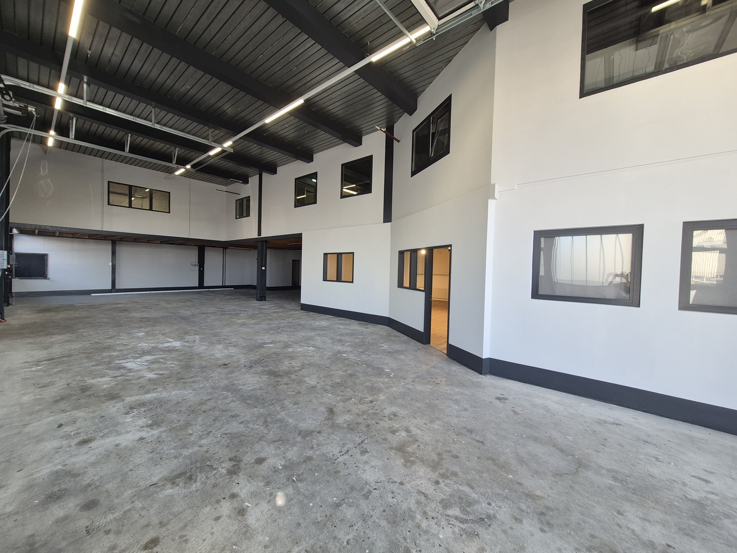 266m² commercial commercial property for rent in Lyssach. The property has been renovated and is available immediately.  
  
Details:  
\- Office and kitchen 51m²  
\- Workshop 205.4m²  
\- Toilet 6.3m²  
\- 4 parking spaces  
  
  
We look forward to you contacting us to show you the property perso