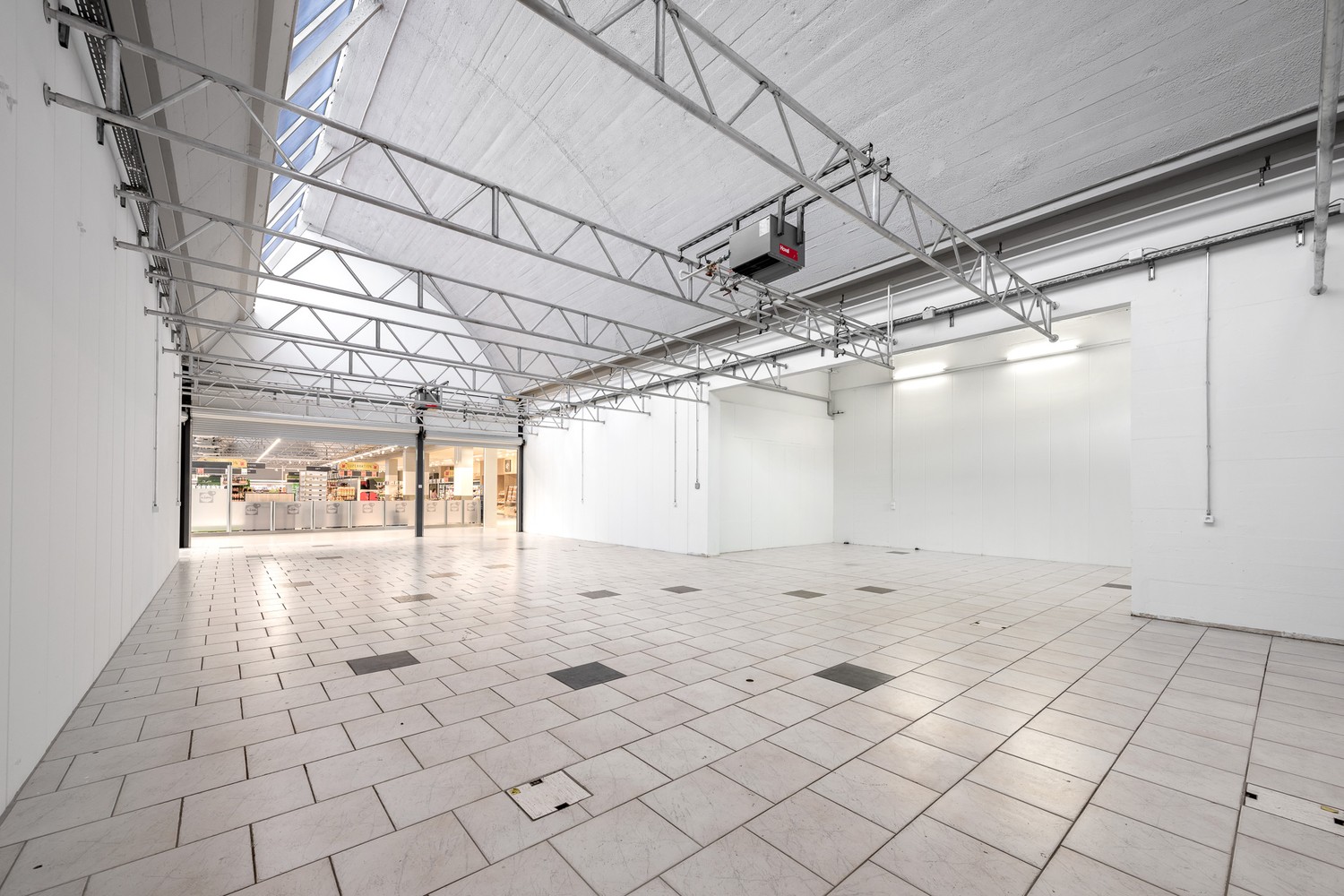 208m² commercial