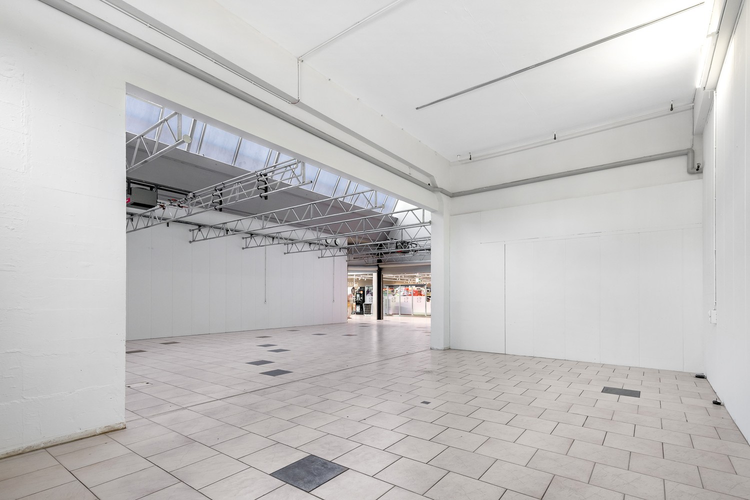 208m² commercial