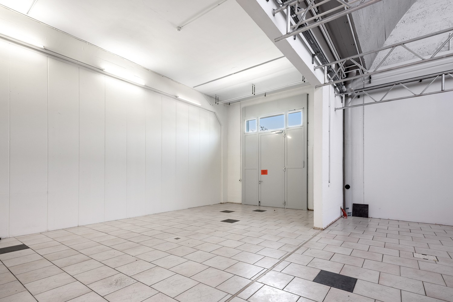 208m² commercial
