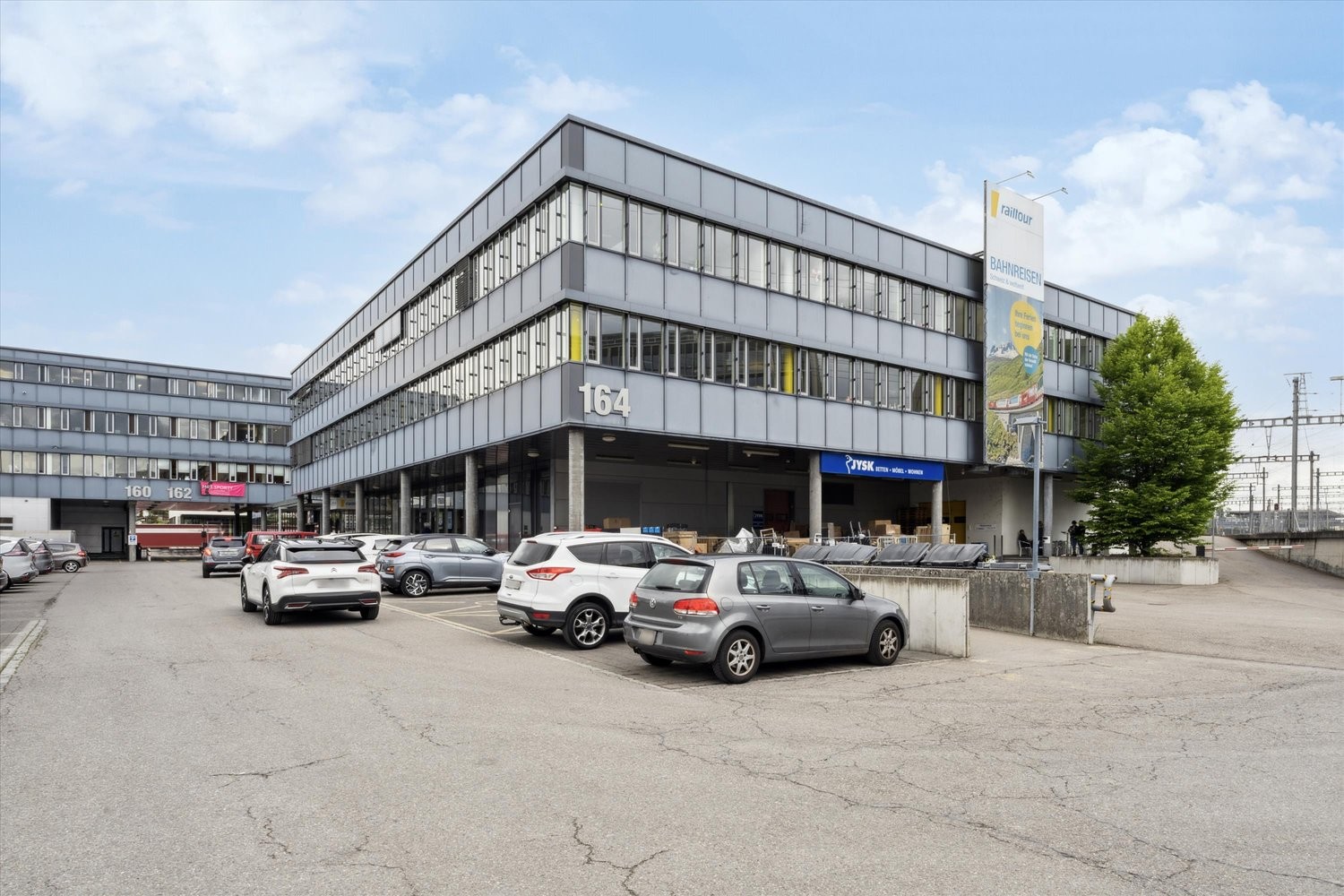 120m² office