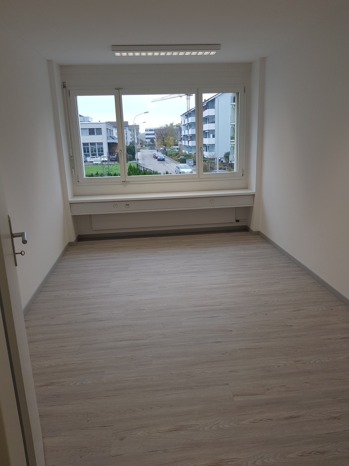 80m² office