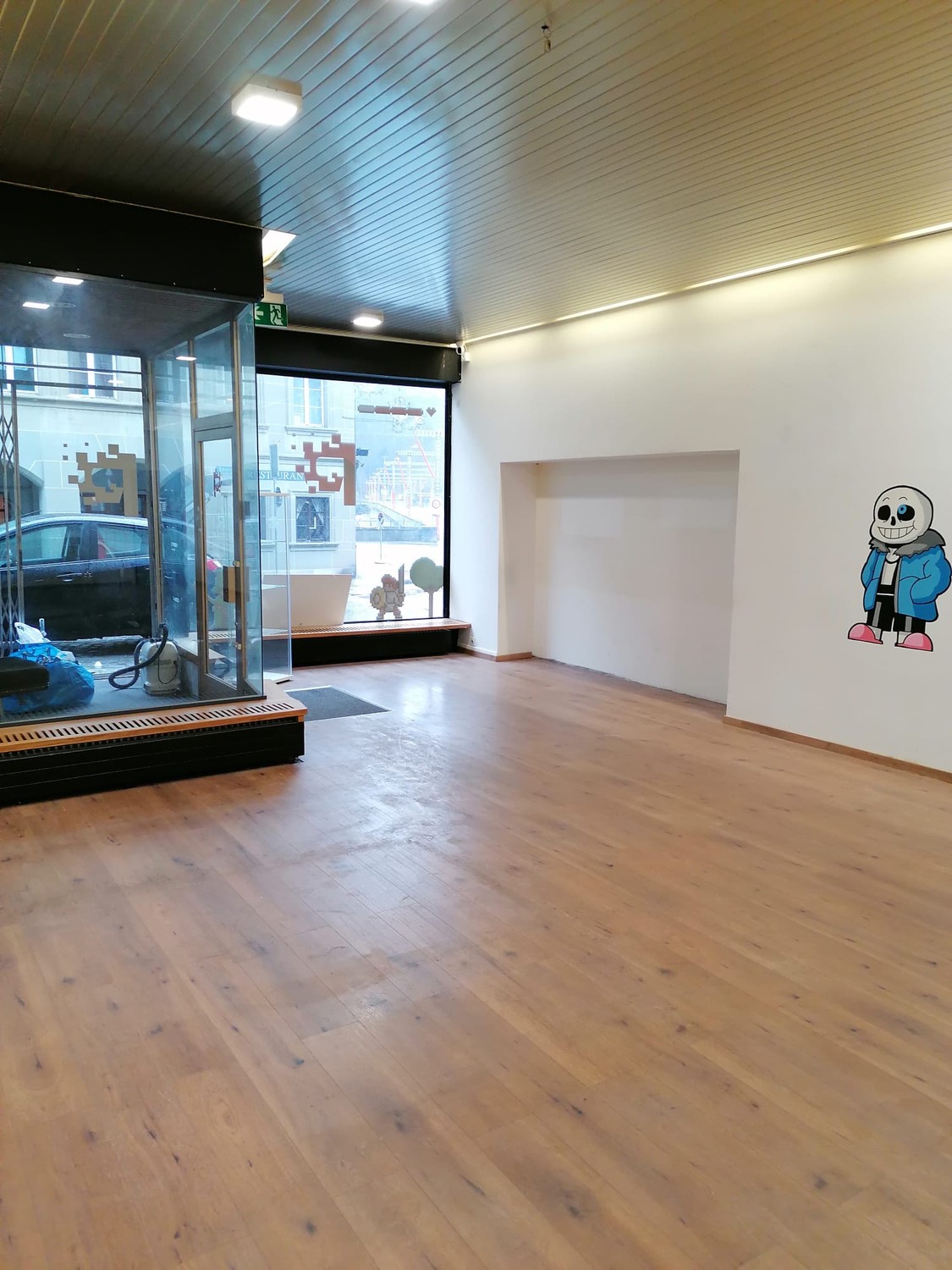200m² commercial